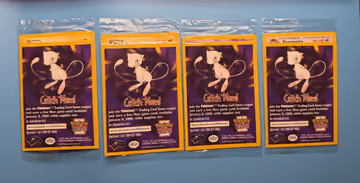 4 sealed movie promo packs – Electabuzz, Pikachu, Dragonite, Mewtwo — Sealed product · Wizards of the Coast movie promo pack (“Catch Mew!” insert) · Set of 4 · Englisch, Vorderseite